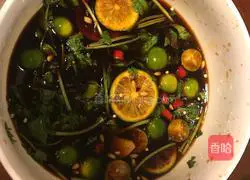 Illustration of how to make spicy and sour chicken feet 8