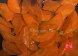 Guangdong - Illustration of how to make fried pork with carrots 5