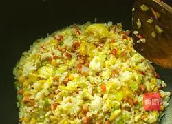Illustration of how to make mixed vegetable fried rice 9