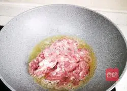 Illustration of how to make shredded pork in Beijing sauce 4