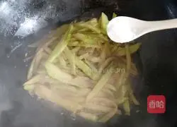 Illustration of how to stir-fry minced garlic and mustard seeds 16