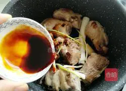 Illustration of how to cook ribs with daylily 12