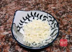 Illustration of braised crucian carp with beef sauce 4