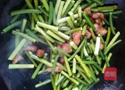 Illustration of how to make fried meat with garlic moss 6