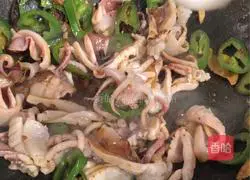 Illustration of how to stir-fry fresh squid with preserved black pepper and black pepper 7