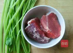 Illustration of how to make fried shredded pork with celery 1