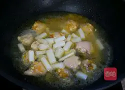 Illustration of how to make braised chicken wings with lotus root and strips in sour soup 8