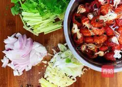 Illustration of how to stir-fry shrimp tails 1