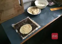 Illustration of how to make bacon and egg rolls 5