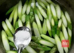 Illustration of how to make asparagus and fried meat slices 5