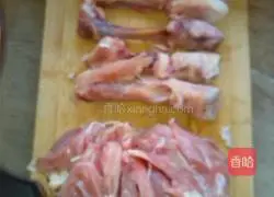 Illustration of how to make dry spicy chicken 1