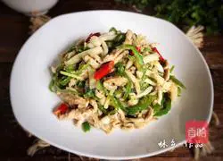Illustration of how to make spicy stir-fried shredded pork with white jade mushroom 12