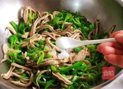 Illustration of how to make refreshing fried belly with spicy pepper 8