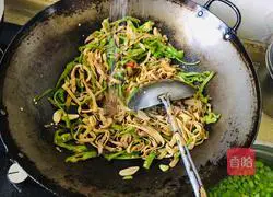Illustration of how to stir-fry shredded pork with green pepper and bean skin 10