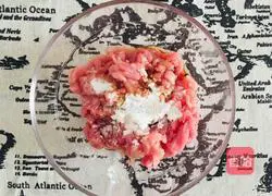 Illustration of how to make shredded pork in Beijing sauce 13