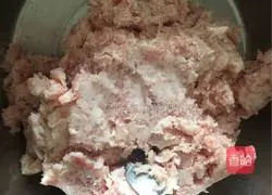 Illustration of how to make dry fried small meatballs 1