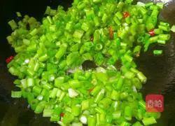 Illustration of how to make spicy stir-fried water spinach 6