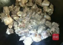 Illustration of how to make braised spareribs and potatoes 5