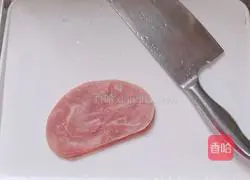 Illustration of how to make American ham and stir-fried vegetable roots 1