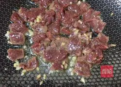 Illustration of how to make fried beef with onions 3