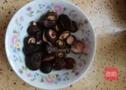 Illustration of how to make mushrooms, shrimps, rice and vegetables 1