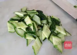 Illustration of how to make cucumber and scrambled eggs 3