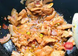 Illustration of how to make fried lotus root slices with meat 6