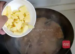Illustration of how to make potato stewed chicken nuggets 5