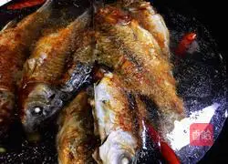 Illustration of how to cook crucian carp 7