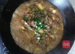 Illustration of how to cook pork ribs and braised potatoes 11