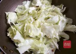 Illustration of how to make hot and sour shredded cabbage 7
