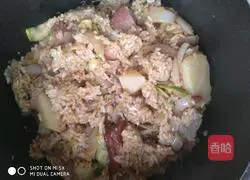Illustration of how to make bacon stewed rice in lazy rice cooker 16