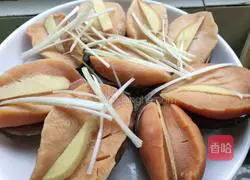 Illustration of how to pour abalone in sauce 2