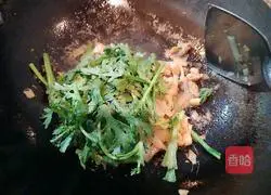 Stir-fried Artemisia Lean Pork Illustration of how to make rice noodles 6