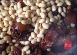 Soybean stewed pig trotters recipe 7