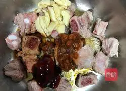 Illustration of how to make steamed pork ribs with sweet bean paste 2