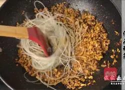 Illustration of making minced meat vermicelli 5