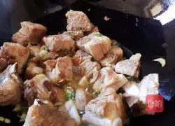 Illustration of how to make pork ribs, potatoes and beans stewed 8