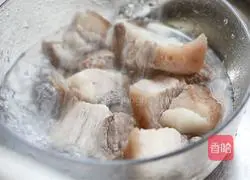 Illustration of how to make special red private braised pork 3