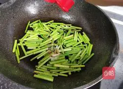 Fried eggs with garlic moss Practice illustration 10