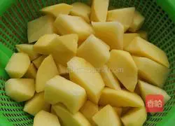 Illustration of how to make braised potato and chicken feet 1