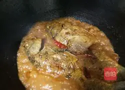 Illustration of braised crucian carp in sauce 8