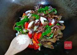 Illustration of how to make air-dried pig ears with double pepper 14