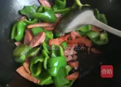 Illustration of how to make green pepper, ham and scrambled eggs 4