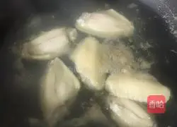 Illustration of how to make chicken wings stuffed with black soy sauce and wine 2