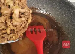 Illustration of how to make shredded pork with Beijing sauce 14