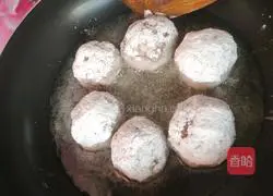 Illustration of how to make sweet and sour yam meatballs 11