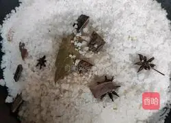 Illustration of how to make salt-baked chicken in the countryside 5