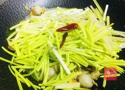 Illustration of how to make scrambled eggs with scallops and garlic sprouts 6