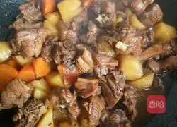 Duck legs stewed with potatoes and carrots Illustration of practice 10